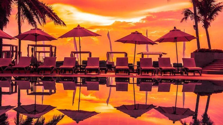 בריכת חוץ במלון רזורט על שפת אגם, כמו ב-Golden Lake Resort בבלטונפירד