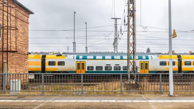 רכבת אזורית דו-קומתית עוצרת ברציף תחנה - הגעה לאגם בלטון בלי רכב