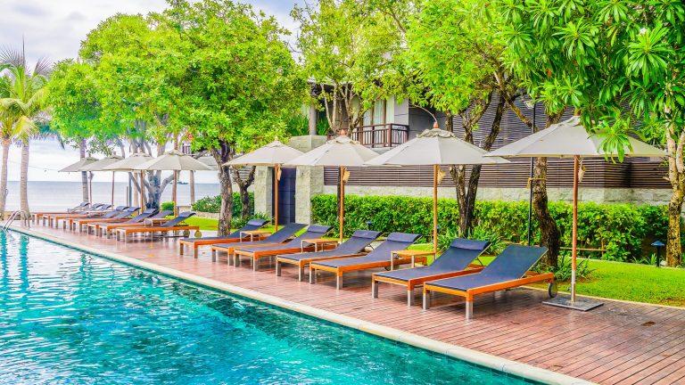 בריכה חיצונית בריזורט קיץ מול נוף מים - Kenese Bay Garden Resort בבלטונקנשה