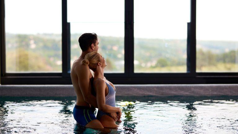 זוג נרגע בבריכת ספא מחוממת עם נוף - LUA Resort בלטונפירד adults only