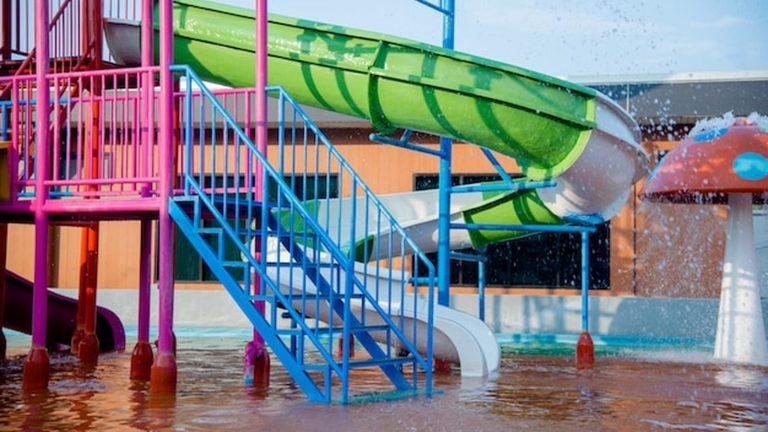 מגלשות מים ססגוניות בפארק מים סביב אגם בלטון בשמש